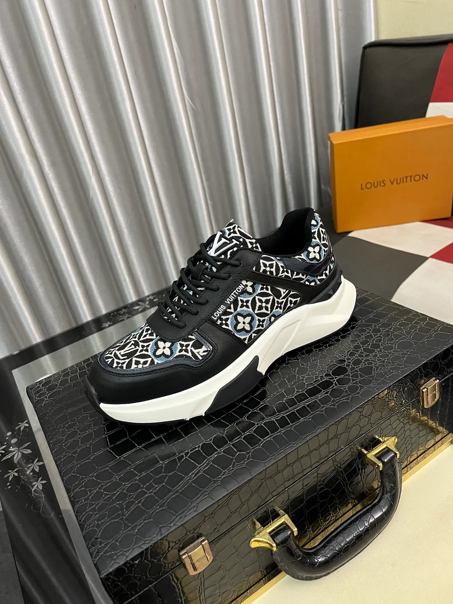Men's shoes 💰458⌚️⌚️【LOUlS VUlTTON】Louis Vuitton ~ unique and casual style. LV counter purchasing 🏃casual shoes😍😍 are on sale at the men's counter at the same time. Italian imported brands select top-layer Italian cowhide. 🐑Sheepskin lining (refuses to discolor and grind feet) Sole: Original sole specially provided by the original factory 🎬Better in kind Code number: 38-444⃣️Color selection